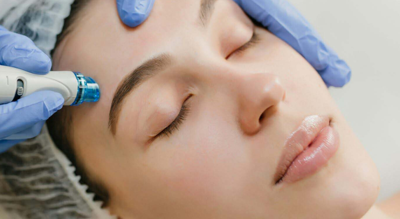 Woman receiving a Hydrafacial.